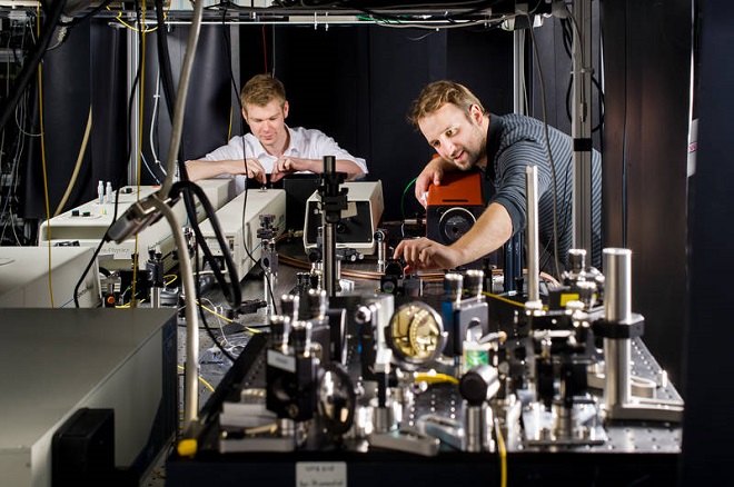 Doctoral candidates Daniel Rudolph (left) and Benedikt Mayer in the lab