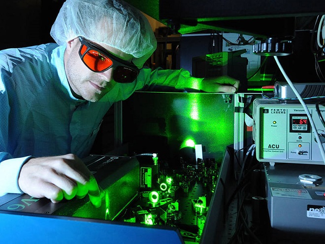 Tim Paasch-Colberg with the Femtosecond-Laser at the Laboratory for Attosecond Physics