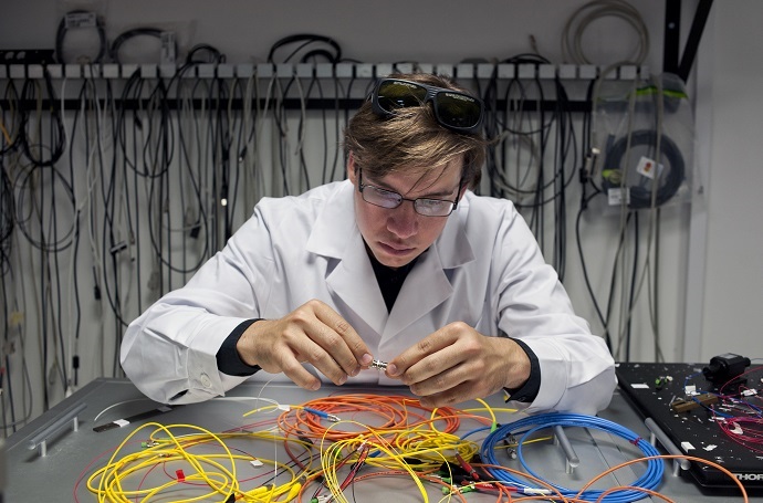 PhD student Jan Szczepanek at the lab