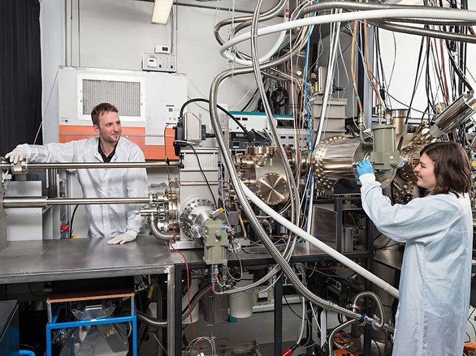 Benedikt Mayer and Lisa Janker at the epitaxy facility