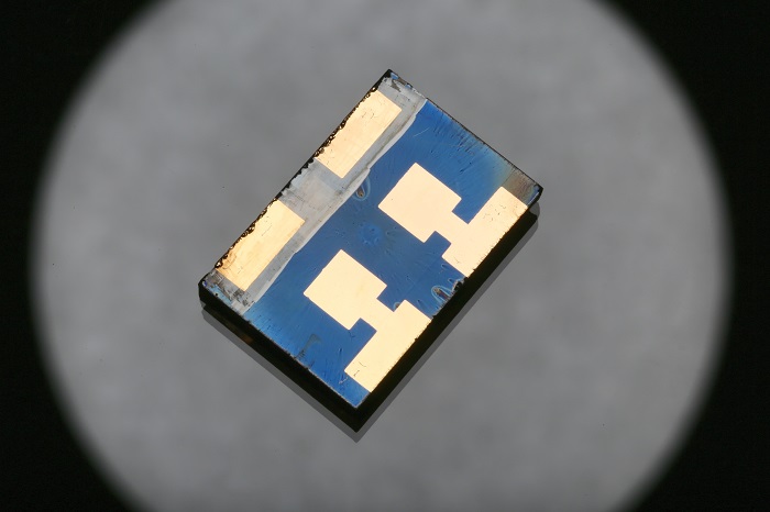 Perovskite solar cells made with a vacuum-flash