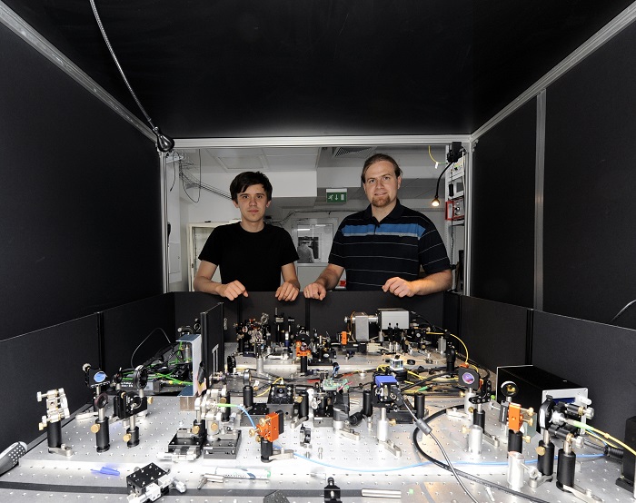 Dr. Radoslaw Chrapkiewicz and doctoral student Michal Jachura at the apparatus for registration of holograms of single photons at the Faculty of Physics, University of Warsaw