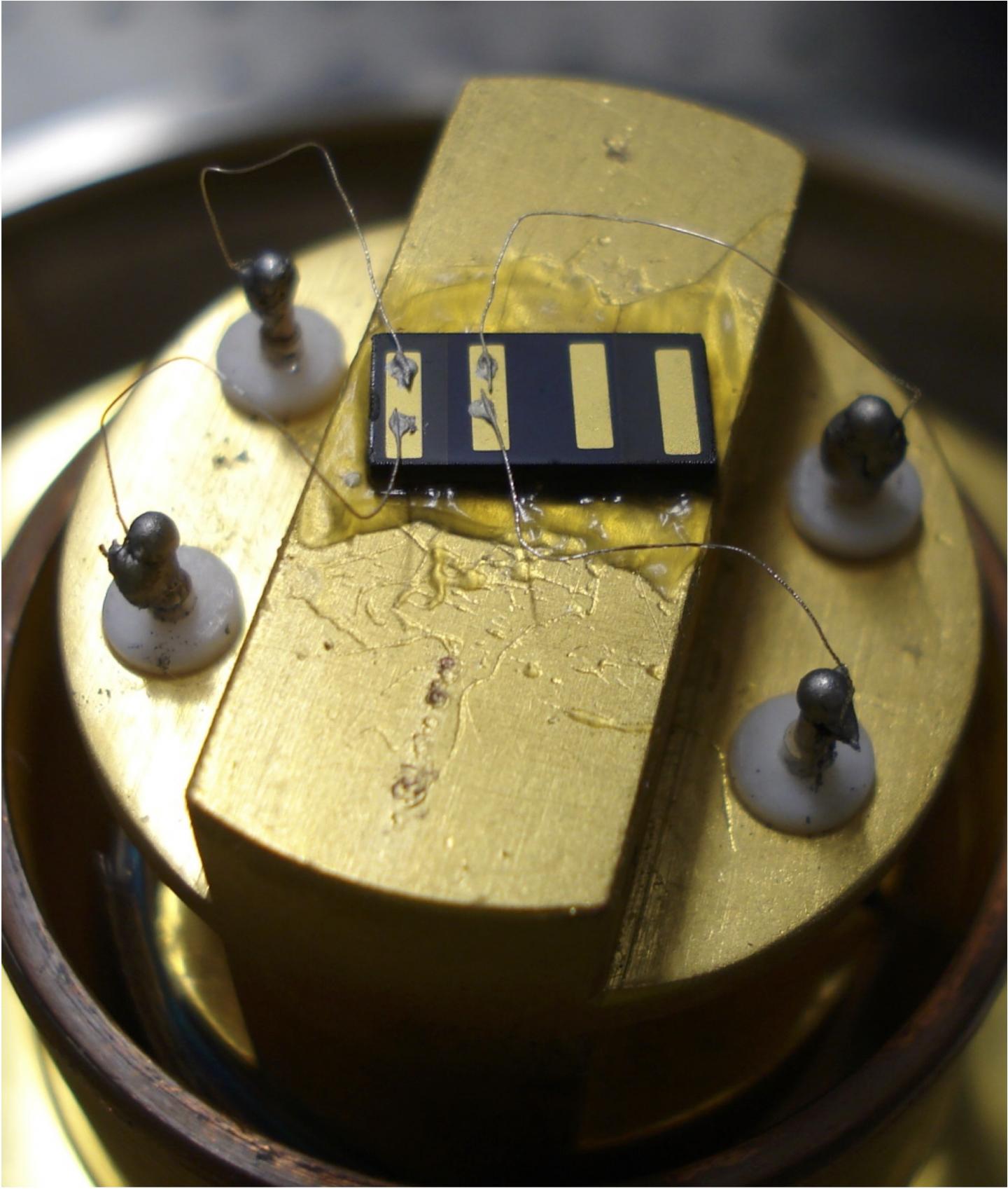 An experimental polaron solar cell in the lab