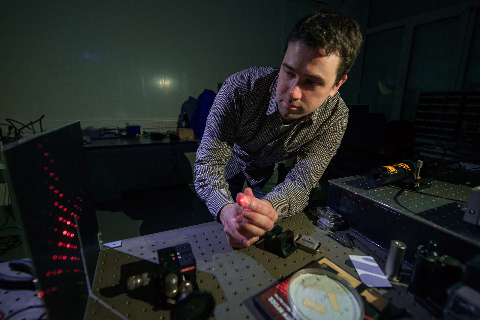 Alexey Shcherbakov demonstrates the diffraction pattern from a two-dimensional grating