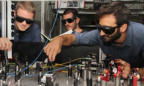 From right to left: Nicolas Maring, Pau Farrera and Dr. Georg Heinze at the experimental setup. Credit: ICFO