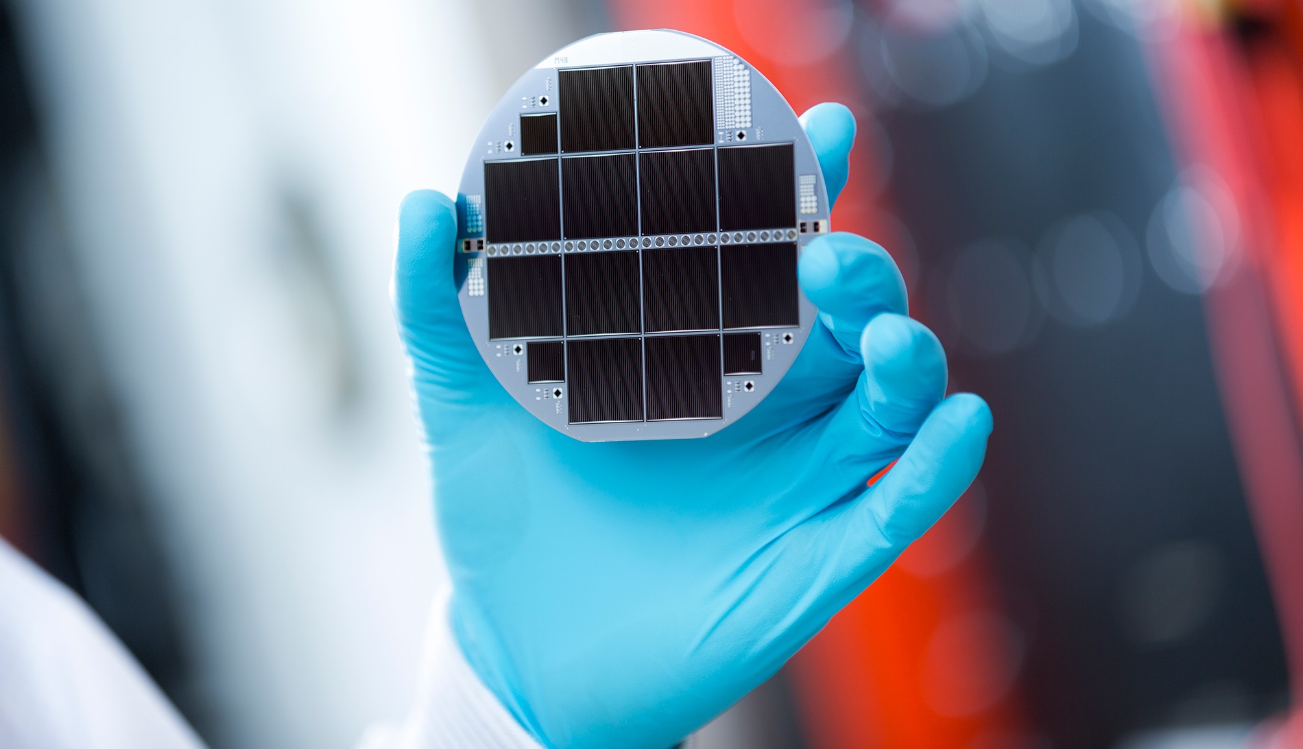 Silicon-based multi-junction solar cell consisting of III-V semiconductors and silicon
