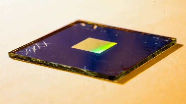 Sample containing switchable conducting polymer nanoantenna array.