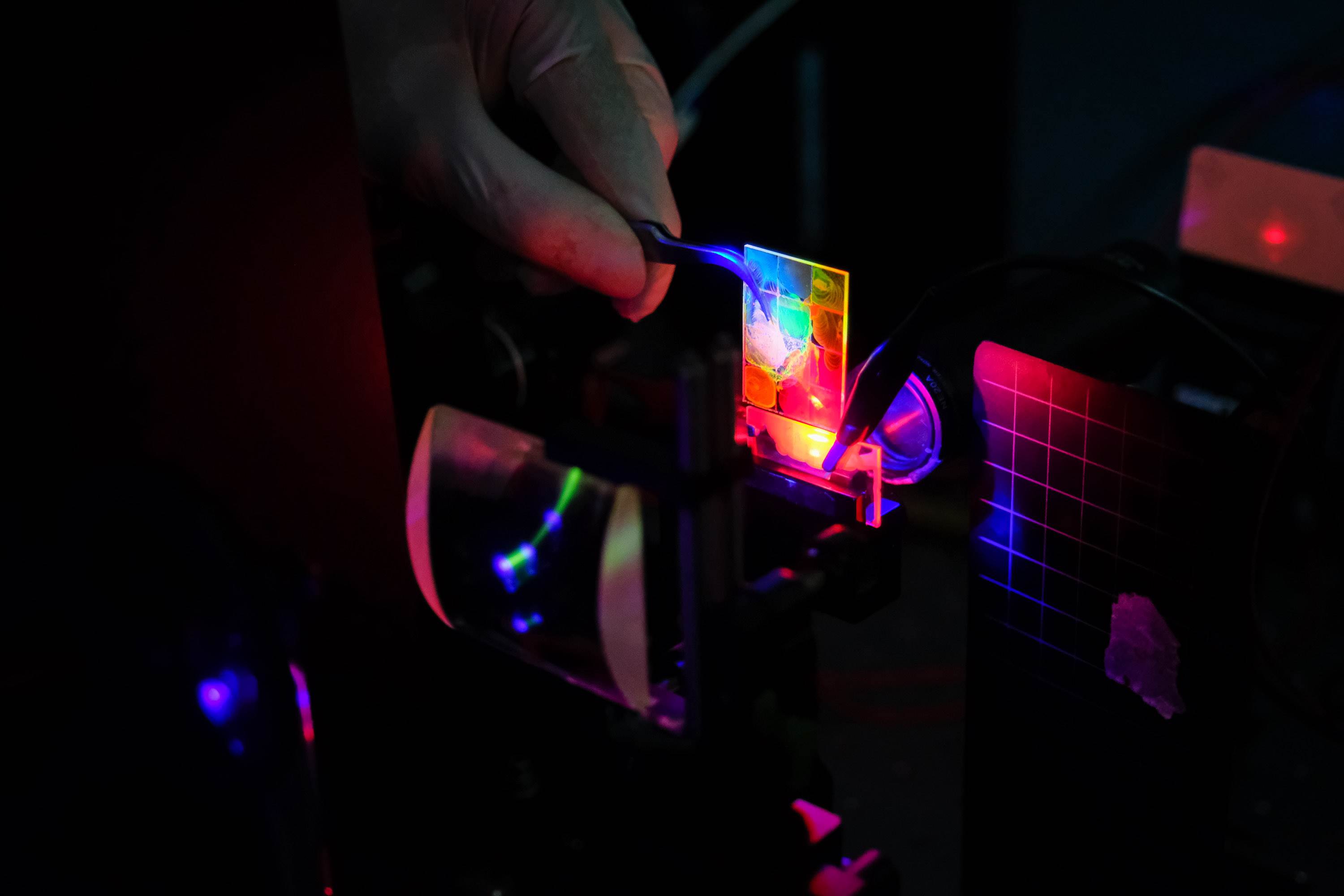 Glass plates with applied colloidal quantum dots which can emit different spectrums light when electrically and optically pumped, which makes it suitable as a laser material.