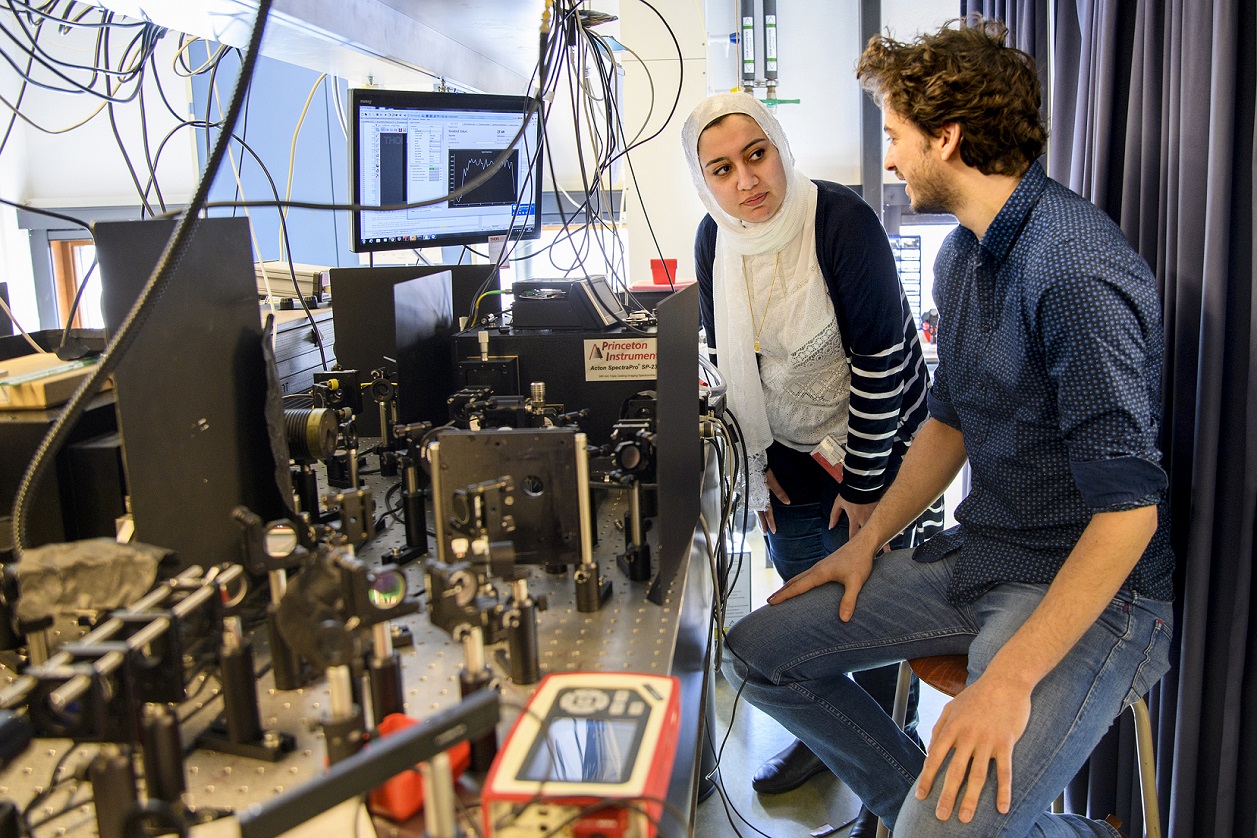 First authors Elham Fadaly and Alain Dijkstra at their optical setup to measure the emission of light from the hexagonal-SiGe nanowires