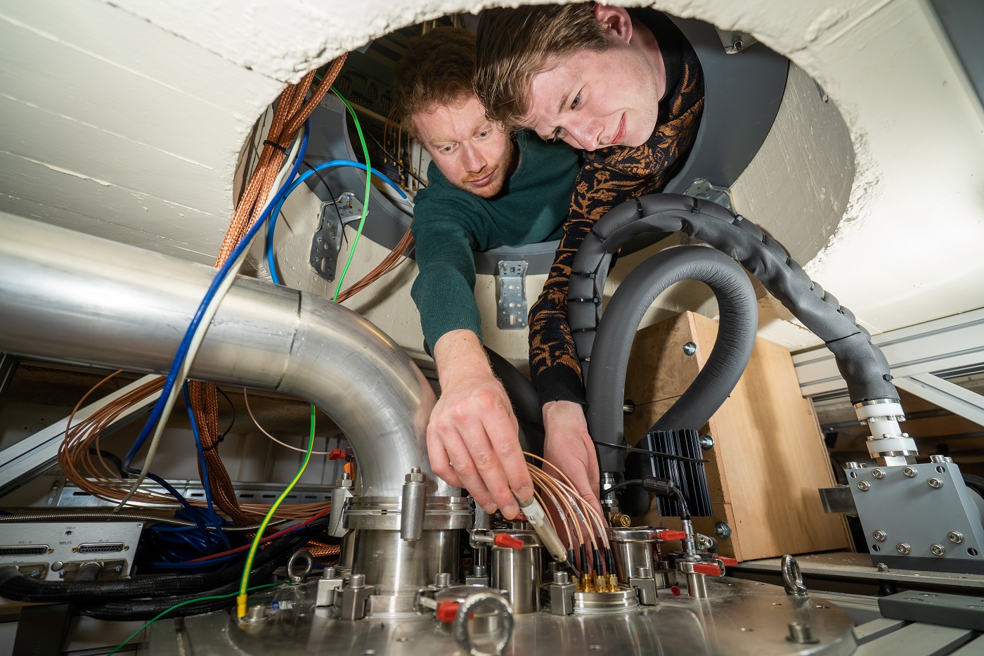 PhD students Luca Petit and Gertjan Eenink working at the hot qubit setup.