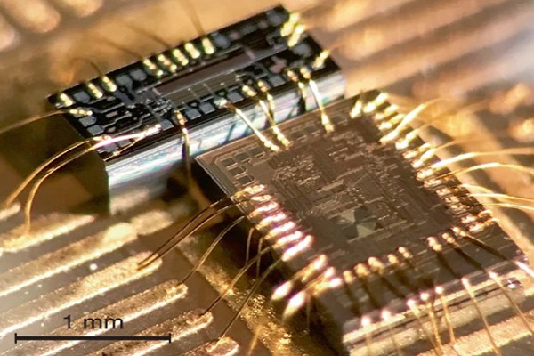 This three-square-millimeter filter chip can take the output of low-cost lasers and convert it such that it has the same frequency noise as bigger and significantly more expensive lasers.