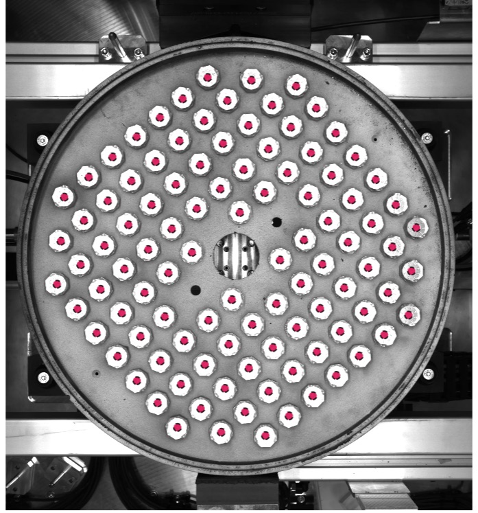 The AI image analysis recognizes the drill holes and thus the component center for pick-up with a magnetic or internal gripper