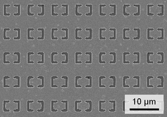 The periodic structure and the size of the resonators in the metamaterial define the wavelenth range which can be detected
