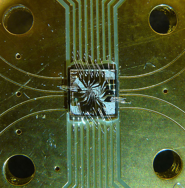 Intelligent quantum sensor measures magnetic fields with 100 times higher precision