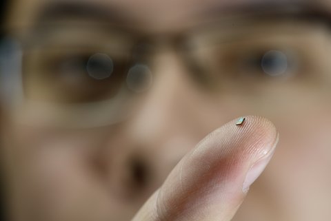 The tiny sensor on the finger of PhD-student Hao Gao