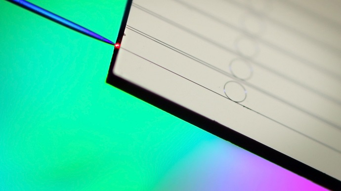 Ring-shaped silicon nitride microresonators on a chip coupled with an optical fiber