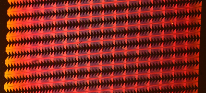 Silicon chip with nanoscale copper plasmonic components