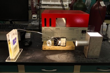 Simulated sunlight powers a solar cell that converts atmospheric carbon dioxide directly into syngas.