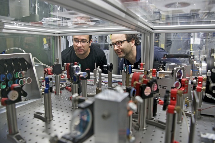 Karsten Schuhmann and Aldo Antognini at the laser system which was used for the laser spectroscopy measurements