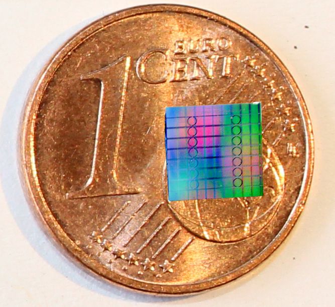 Optical chip carrying a multitude of silicon nitride microresonators