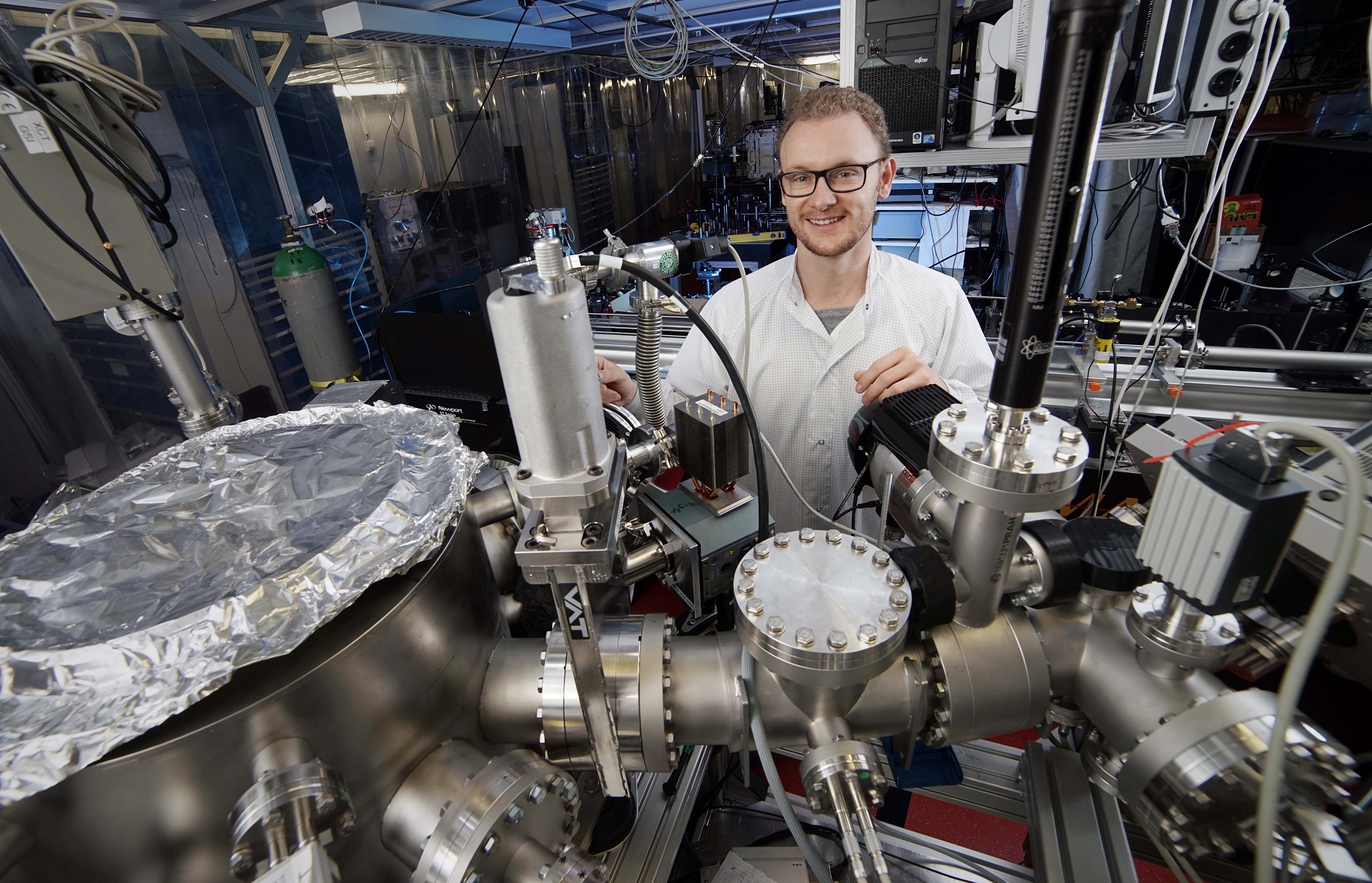 Silvio Fuchs in a laboratory of the Institute of Optics and Quantum Electronics of the Friedrich Schiller University