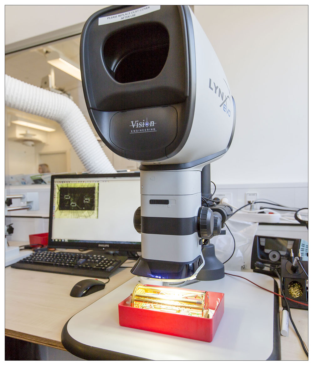 One of the optical microscopes available to the NBI-scientists