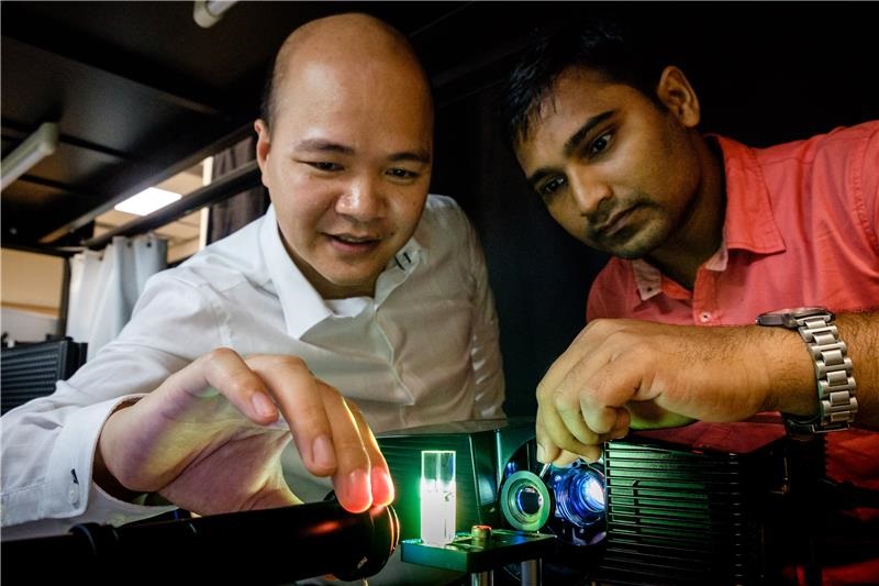 Asst Prof Steve Cuong Dang with Dr Sujit Kumar Sahoo doing an experiment with the ground glass camera