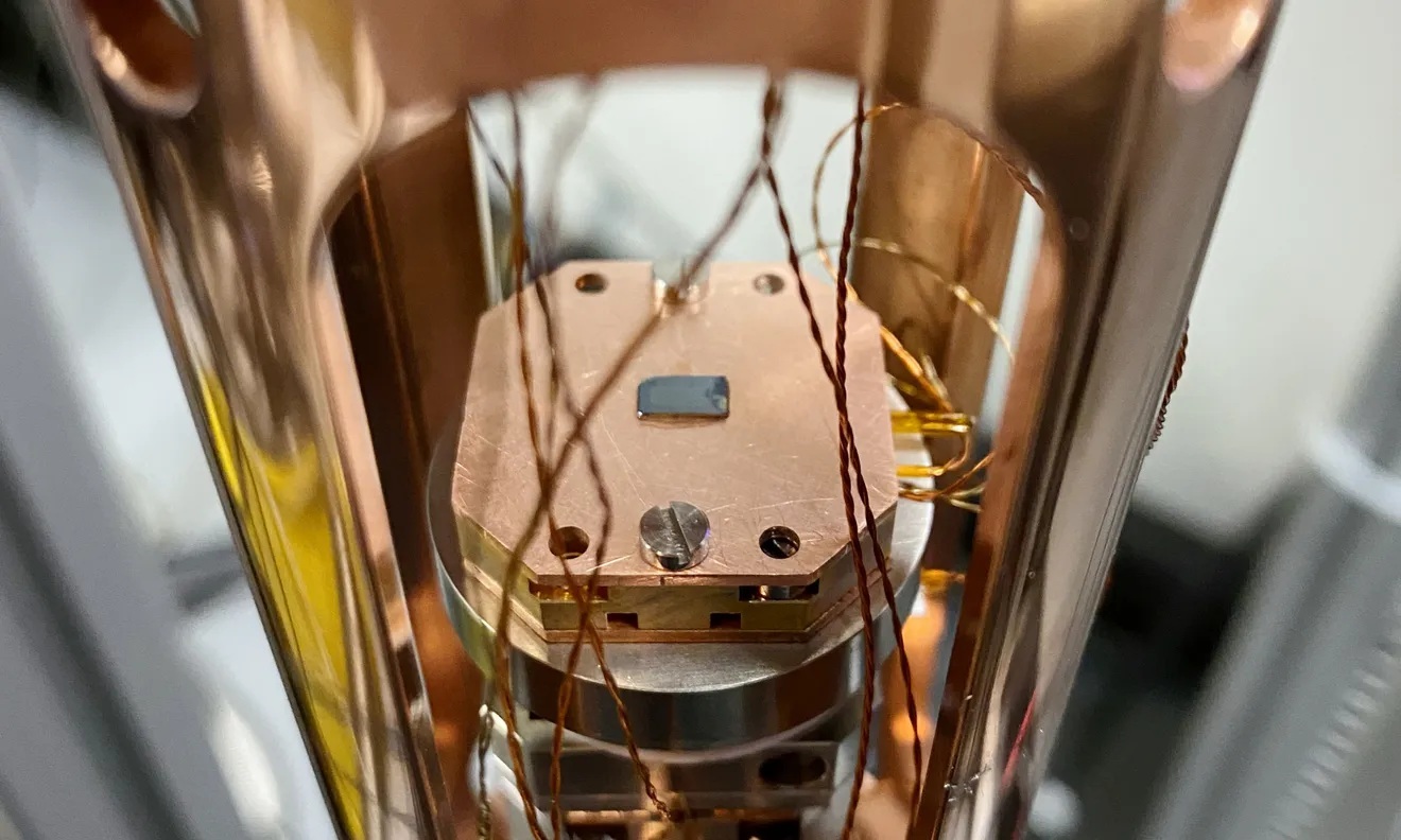 Quantum dots on a semiconductor material can be precisely controlled.