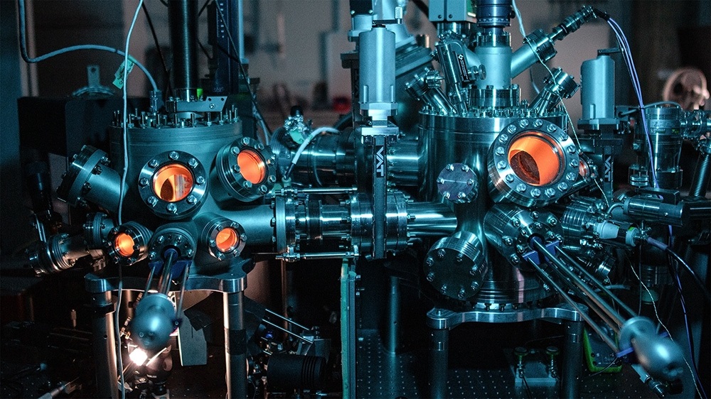 View of the time-resolving scanning tunneling microscope at the University of Stuttgart.