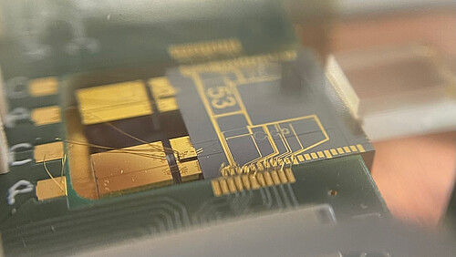 The whole quantum light source fits on a chip smaller than a one-euro coin