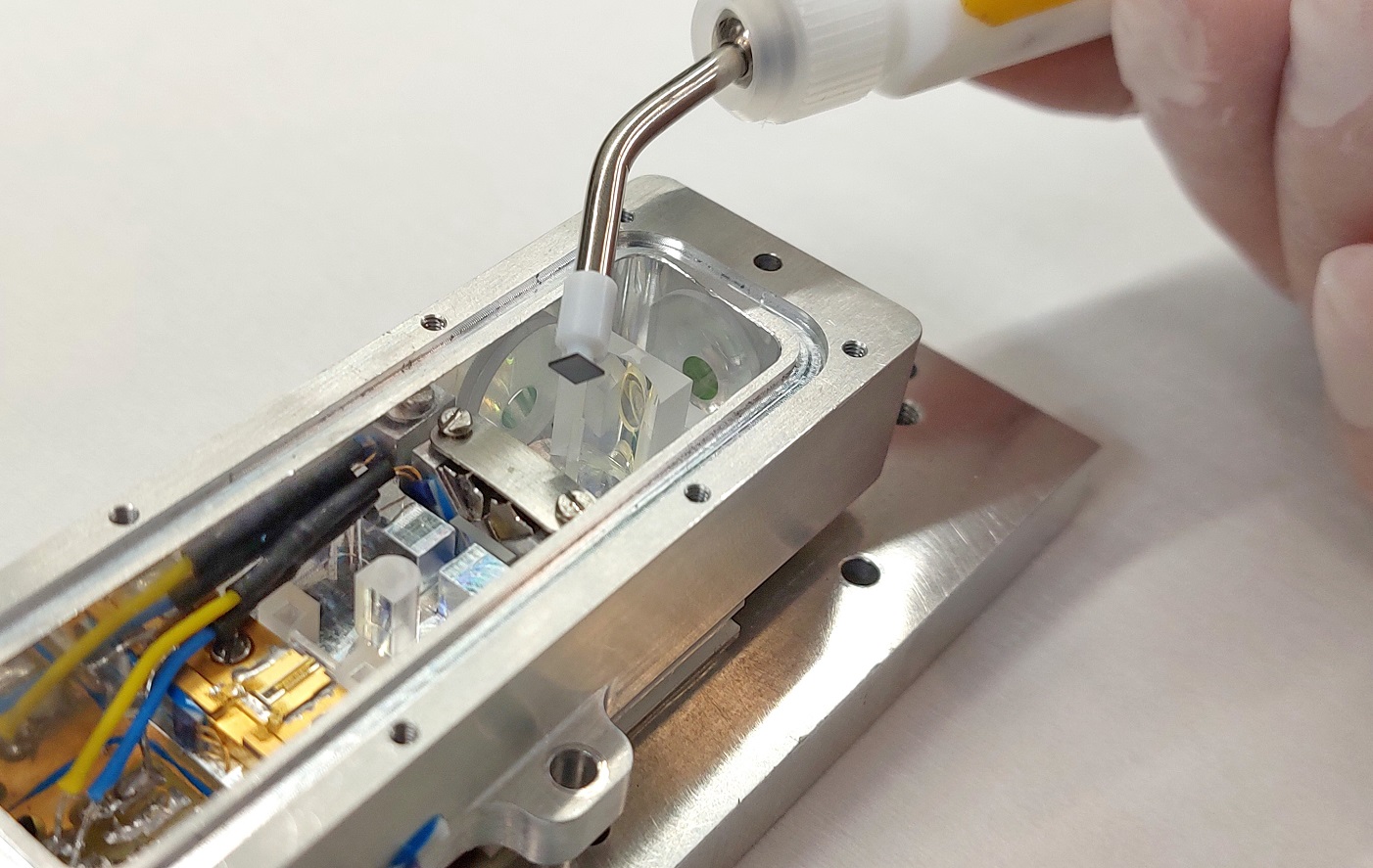 The LZH is researching an electrically pumped, vertically emitting semiconductor laser for ultrashort pulse generation.