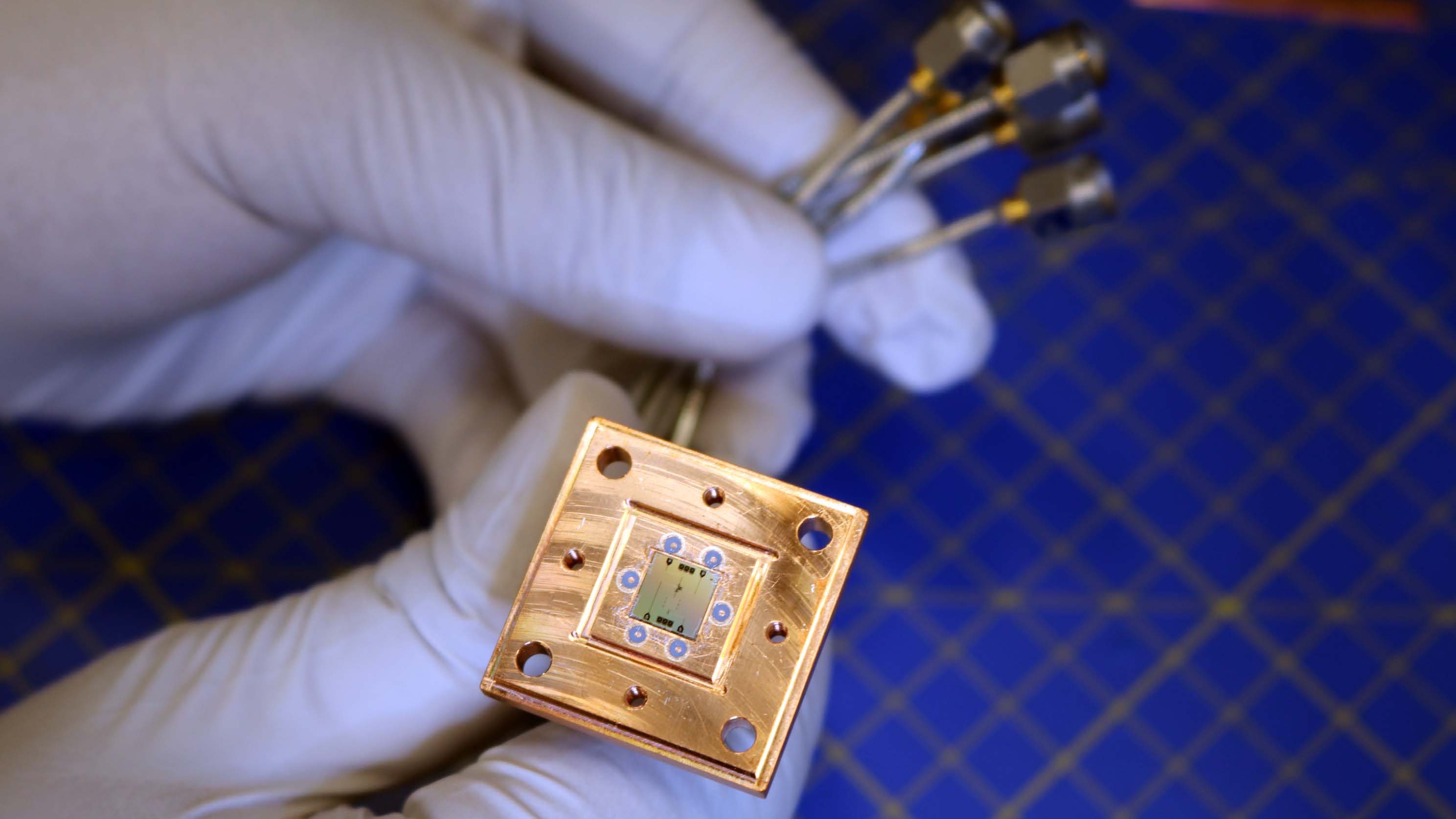 Tiny but powerful. The new quantum refrigerator – the square object in the centre of the qubit in the image – is based on superconducting circuits and powered by heat from the environment.