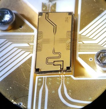 Photograph of the Oxford University team’s ion trap chip.