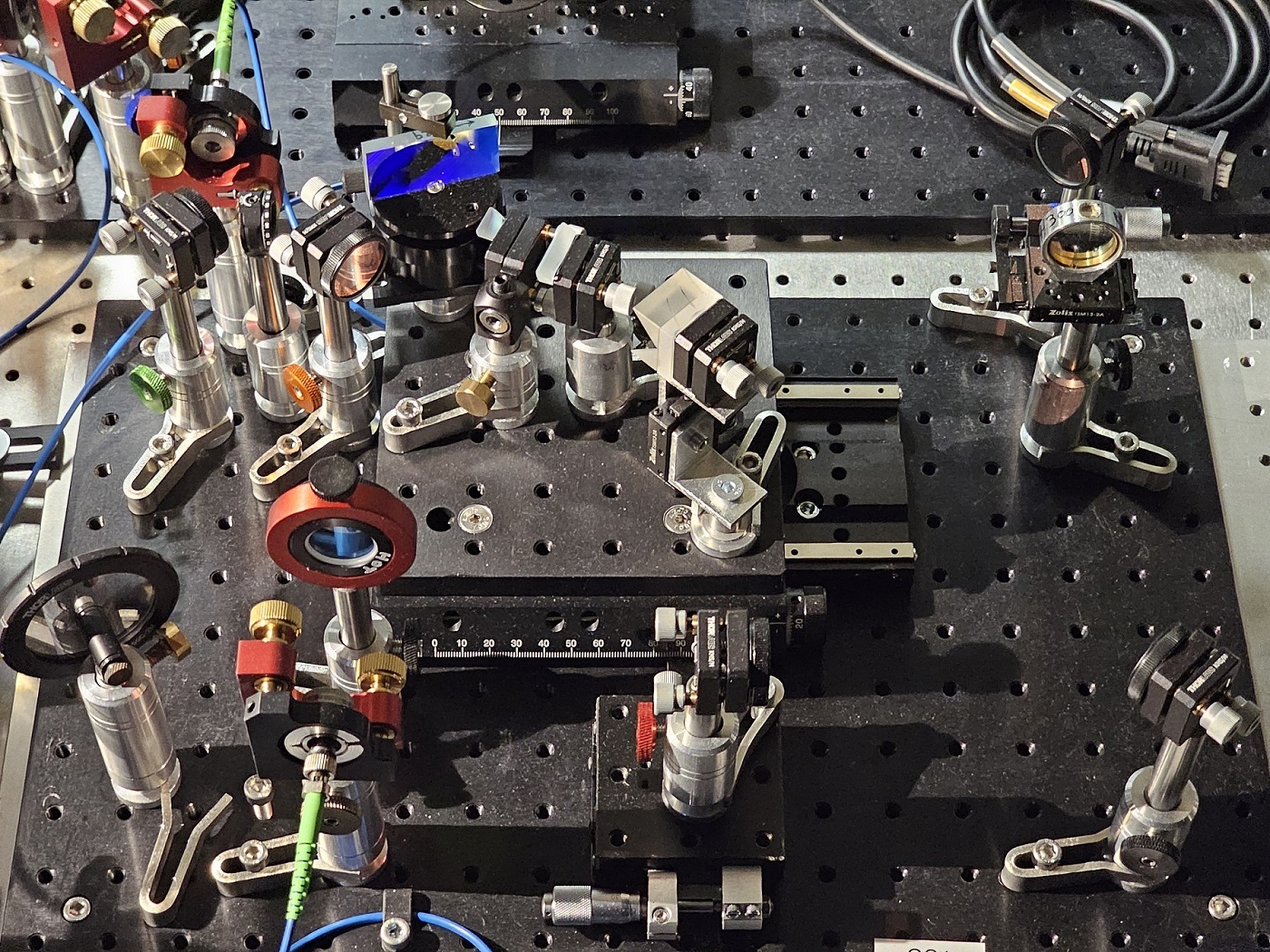 Frequency lens using multiple diffraction on a diffraction grating. The light pulse is transformed in a frequency analogous to the light beam passing through the real lens