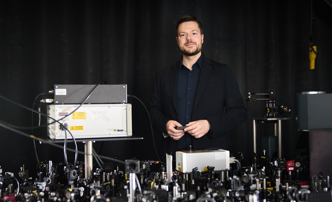 Nanophysicist Andreas Tittl in his laboratory at the LMU Nano Institute