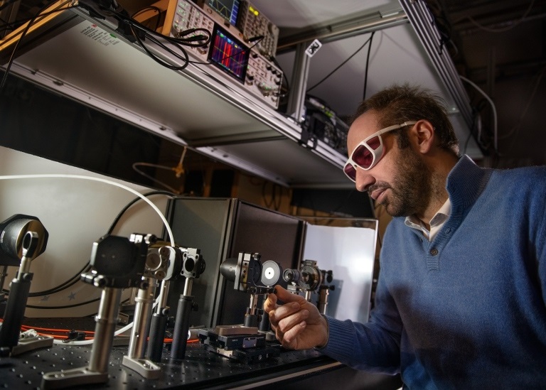 Stefano Bonetti in the lab at Stockholm University