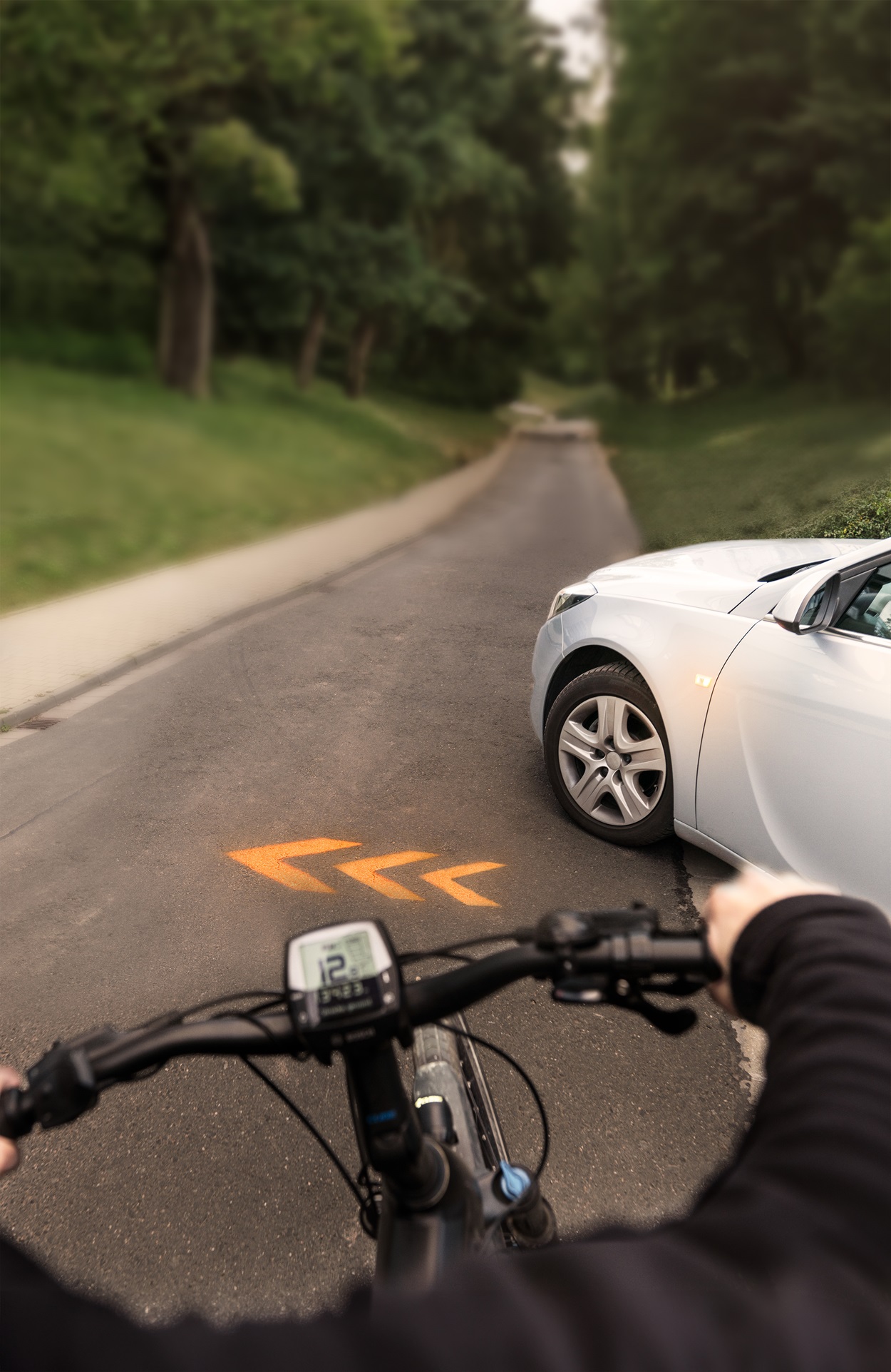 The turn signal is projected onto the road in a dynamic movement and indicates when the car is changing direction