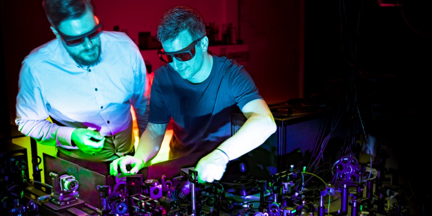 Andreas Tittl and his colleague Luca Sortino in the laboratory at the LMU Nanoinstitute